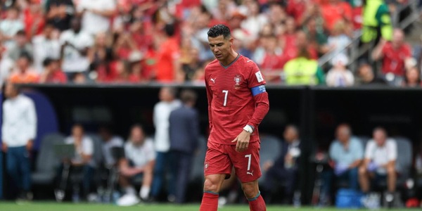 Cristiano fermo tra i giganti