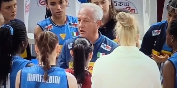 Velasco e il discorso alle ragazze del volley che cambia la partita contro la Serbia: "Abbiamo la faccia dei..."