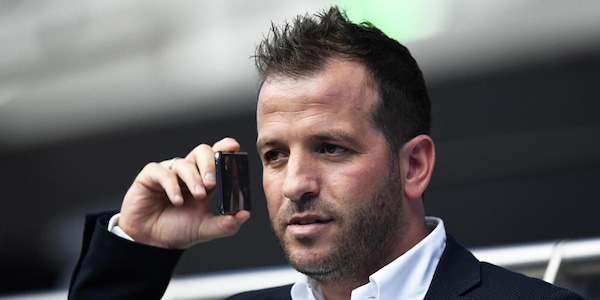 "I giapponesi sono tutti uguali": bufera sulla frase di Van der Vaart. L'olandese si scusa