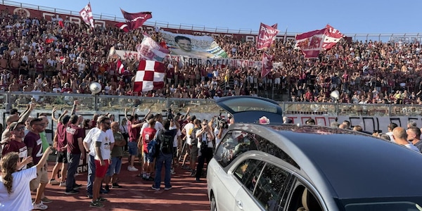 L’ultimo giro di campo di Protti: le lacrime, gli amici, Lucarelli e un urlo lacerante
