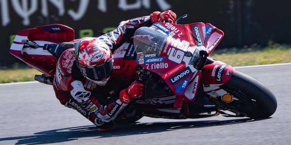 MotoGP, Brno: Marquez trionfa davanti ad Ogura e Bagnaia. Bezzecchi squalificato resta leader del Mondiale