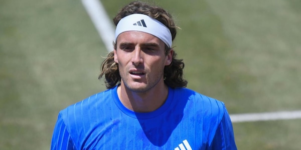 Tsitsipas senza freni, interrompe lo scambio e protesta con l'arbitro: "Così non si può giocare!"