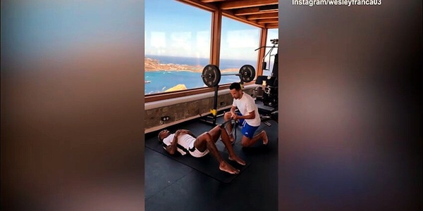 Wesley, allenamento vista mare
