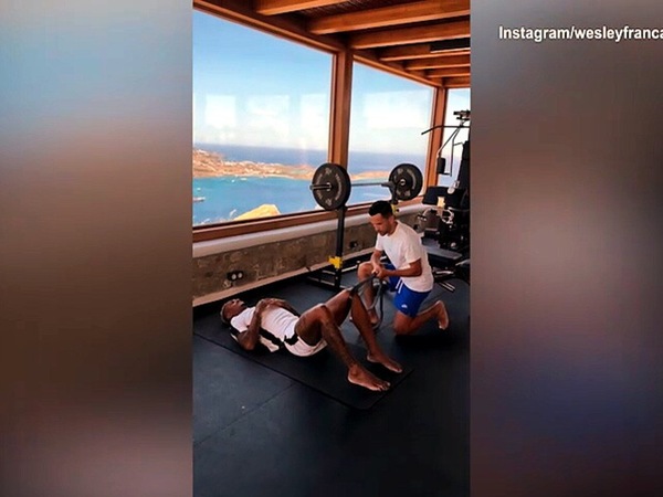 Wesley, allenamento vista mare