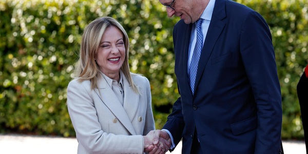 Meloni e gli altri leader E5 alla Cancelleria, accolti da Merz