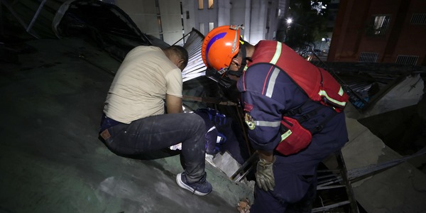 In Venezuela tre fratellini estratti vivi dalle macerie a La Guaira