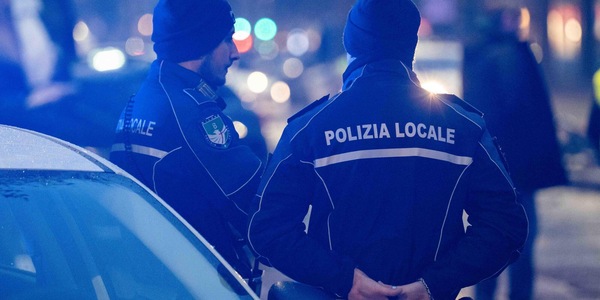 Ubriaco investe a Milano un motociclista e un pedone e scappa, arrestato
