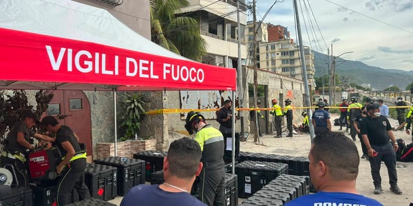 Vigili del fuoco italiani individuano tre persone in vita a La Guaira