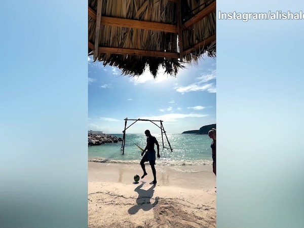 Alisha Lehmann e McKenzie, magie in spiaggia