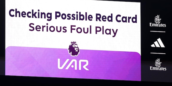 Rivoluzione Premier League: dieci ex calciatori saranno arbitri dalla prossima stagione