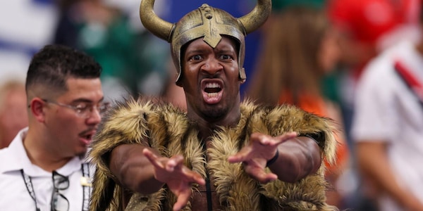 Jameis Winston in tribuna per Costa d'Avorio-Nigeria con le corna da vichingo
