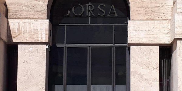 Borsa: Milano apre in ribasso, -0,27%