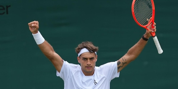 Cobolli rimonta Navone e vola al secondo turno di Wimbledon: ora c'è Duckworth