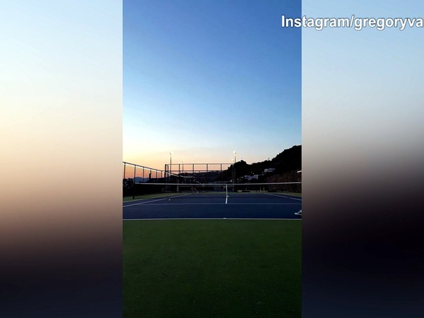 van der Wiel, relax con il tennis