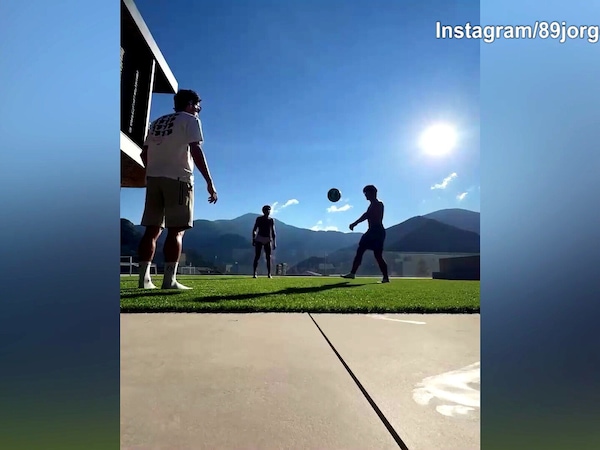 Ahi Martin: il calcio tramortisce la camera...