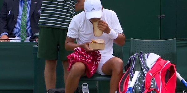 Mai visto a Wimbledon: chiede una fetta di pane durante il match, poi crolla