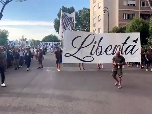 I tifosi della Lazio sfilano contro Lotito