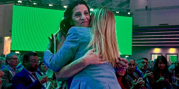 Bombardieri ricorda Luana D'Orazio, Meloni abbraccia la mamma