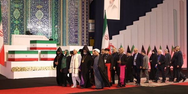 Iran, salma di Ali Khamenei giunta alla Grande Moschea per i funerali