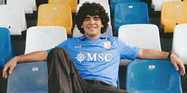 Napoli, svelata la prima maglia del centenario: la suggestiva foto sui social con Maradona