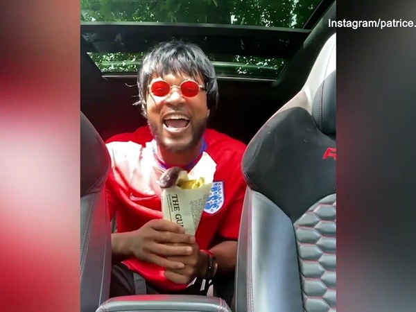 Evra applaude l'Inghilterra...a modo suo