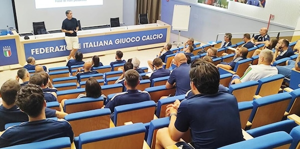 Nesta professore a Coverciano: "Sono qui per condividere la mia esperienza da allenatore"