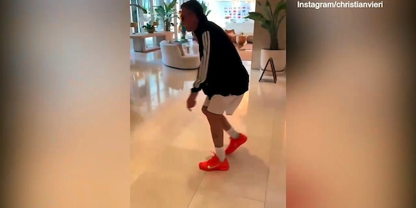Vieri, il divertente doppio passo con il suo idolo