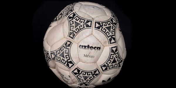 All'asta il pallone dei gol di Maradona all'Inghilterra al Mondiale in Messico 1986