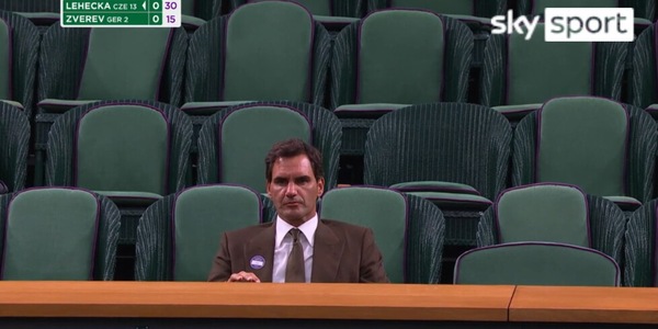 Federer completamente solo nel palco reale di Wimbledon: la verità sulla foto virale