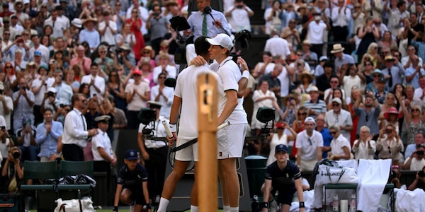 Il gesto di rispetto di Sinner nei confronti di Djokovic dopo la semifinale di Wimbledon accende il pubblico sugli spalti