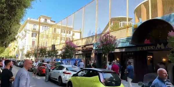 I tifosi della Lazio fuori dal Teatro Manzoni: iniziano gli Stati Generali della Lazialità