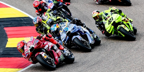 Marc Marquez trionfa al Sachsenring e riapre il Mondiale! Ogura e Fernandez sul podio, Bagnaia 6°