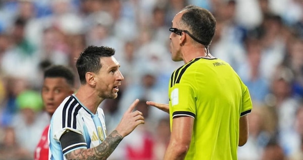 Messi furioso contro l'arbitro in Argentina-Svizzera: "Non mancarmi di rispetto"