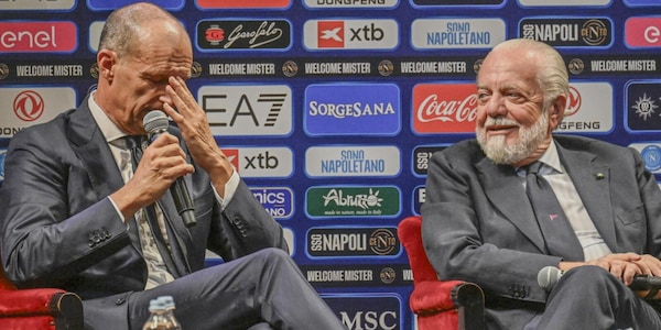Allegri si commuove per la mamma, poi i botta e risposta con De Laurentiis: che show al San Carlo