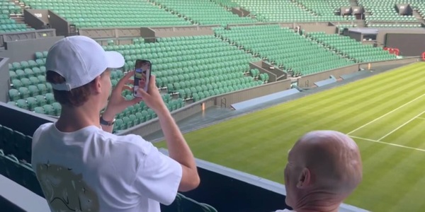 L’emozione di Sinner in videochiamata con il papà per fargli vedere il Centrale di Wimbledon: il gesto svelato da Cahill