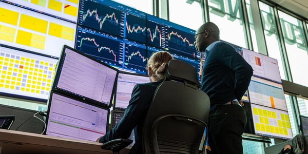 Borsa: Europa debole, giù le banche, bene i microchip, Milano -0,5%