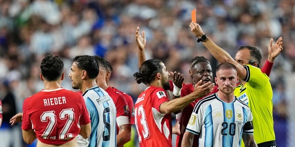 "Le decisioni arbitrali a favore dell'Argentina che fanno paura ai tifosi dell'Inghilterra"