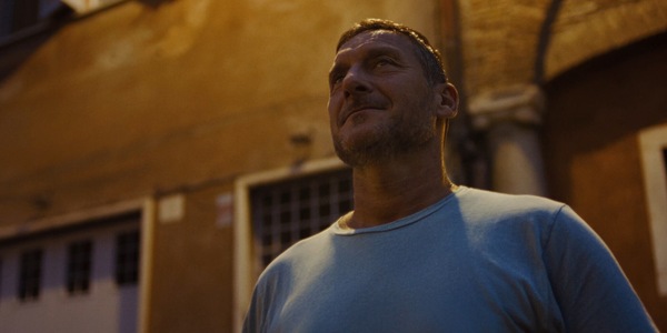 Totti protagonista dello spot 'Spider-Man: Brand New Day', a Roma nessuno lo riconosce