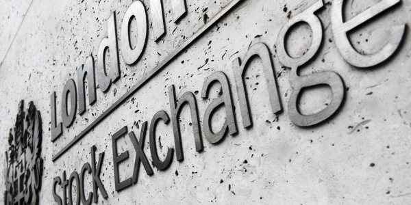 Borsa: Europa stabile, tra lusso che sale e tlc che scendono