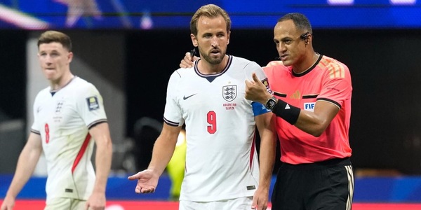 Sette falli in 10', il bullo del calcio e l'impresentabile arbitro di Collina