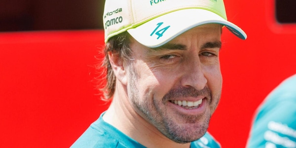 L'Aston Martin è un disastro, Alonso sconsolato scherza: "Il mio obiettivo è guardare la finale dei Mondiali"
