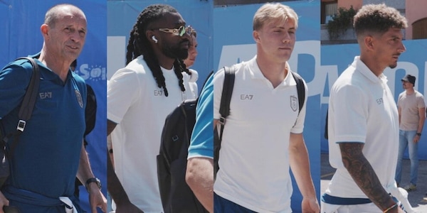 I sorrisi di Allegri, il look di Anguissa, la borsa personalizzata di Alisson Santos: l'arrivo del Napoli a Dimaro è uno show