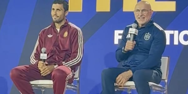 "Buonasera a tutti" e partono i fischi... De La Fuente risponde ai tifosi argentini da gentiluomo ma poi va via infuriato