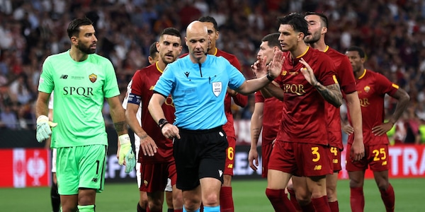 L'arbitro Taylor annuncia il suo ritiro. I tifosi della Roma esultano: "Con tre anni di ritardo"