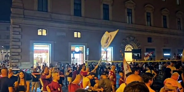I tifosi della Roma in piazza per festeggiare i 99 anni del club