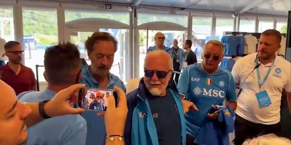 De Laurentiis visita lo store del Napoli a Dimaro