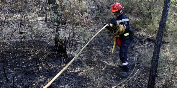 Centinaia di persone fuggono in barca dall'incendio a Cap Ferret