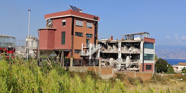 Sei i dispersi nel crollo dell'edificio a Messina