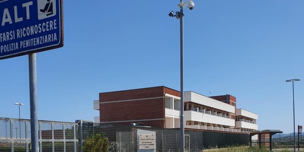 Incendio nel carcere di Sassari, detenuto muore carbonizzato