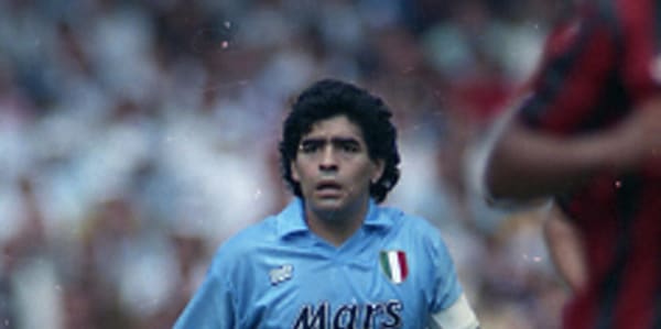 Maradona con la maglia di Baresi: il video è virale